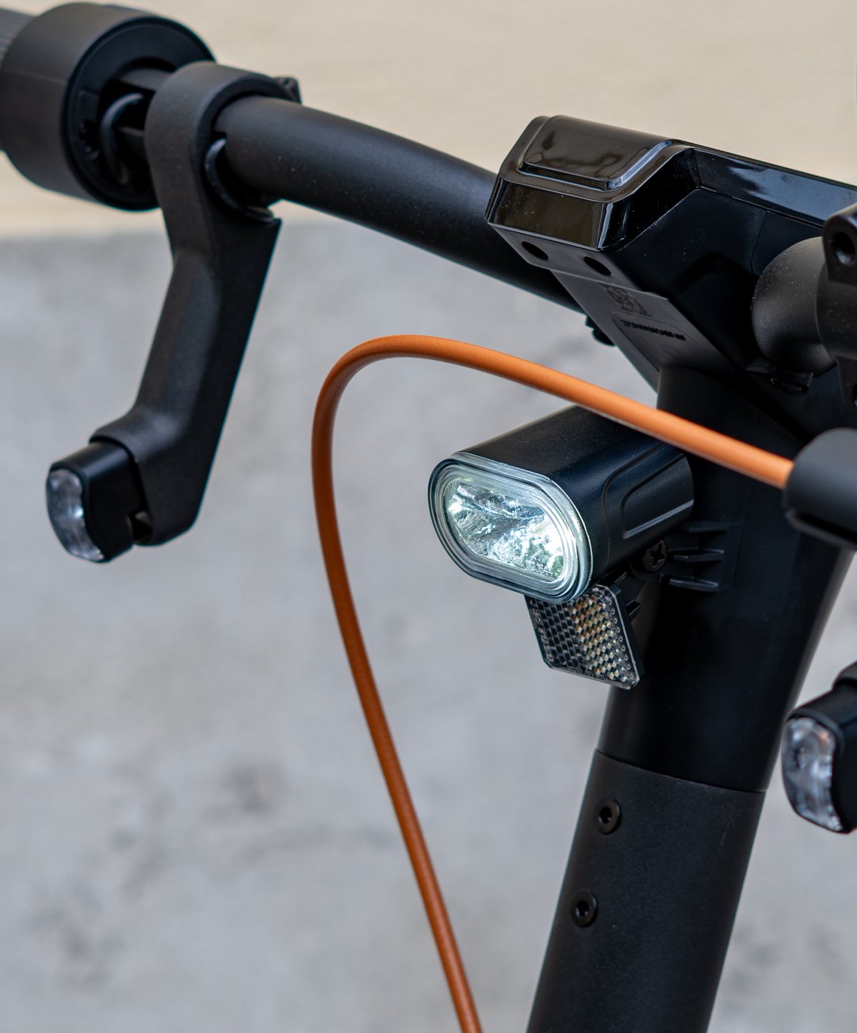 Brandende koplamp en richtingaanwijzers van de NAVEE GT3 Pro NL